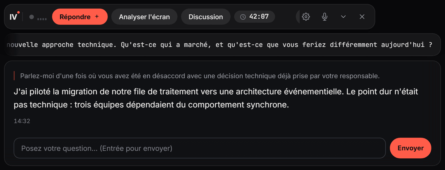 Le panneau de réponse Intervue AI : la question détectée, une suggestion de réponse rédigée par le modèle, et une zone pour poser une question complémentaire.